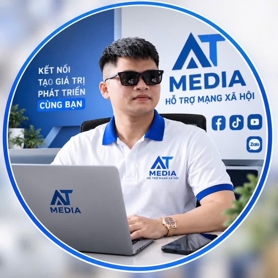 Chuyên viên AT Media làm việc trên laptop