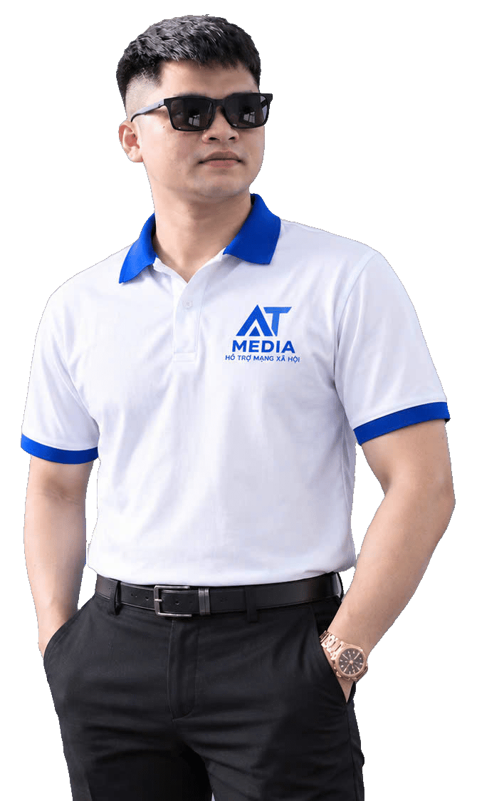 Chuyên viên AT Media đứng trước logo công ty